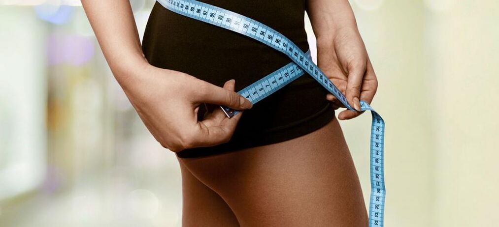 Een vrouw registreert de resultaten van effectief gewichtsverlies