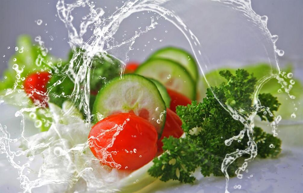 Gezonde voeding en water zijn belangrijke elementen die nodig zijn voor gewichtsverlies