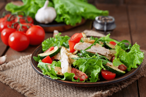 Salade met kip en groenten is een geweldige optie voor een licht diner na het sporten. 