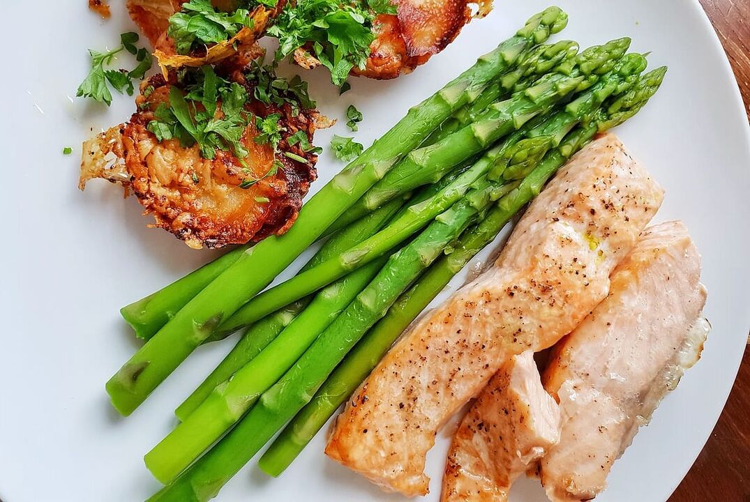 Gebakken vis met asperges in het koolhydraatarme dieetmenu
