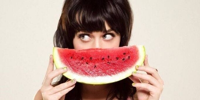 meisje met watermeloen op een watermeloen-dieet